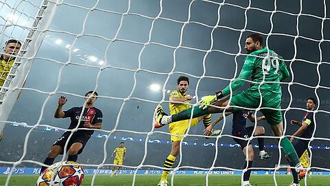 Dortmunds Mats Hummels (M) erzielt das Tor zum 0:1 gegen Torhüter Gianluigi Donnarumma (r) von PSG.