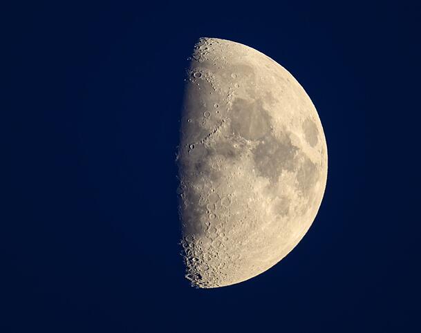 Zunehmender Mond am Abendhimmel Zunehmender Mond am Abendhimmel