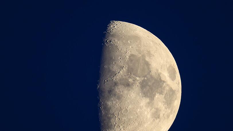 Zunehmender Mond am Abendhimmel Zunehmender Mond am Abendhimmel