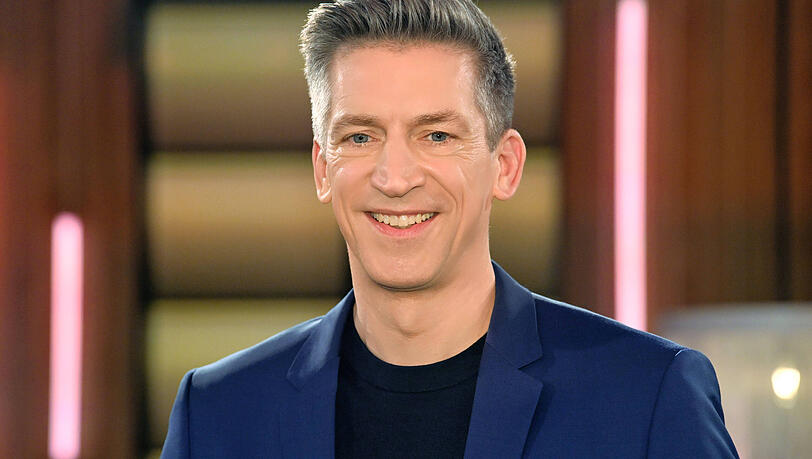 "stern TV"-Moderator Steffen Hallaschka kommt mit Barbara Schöneberger im Podcast "Mit den Waffeln einer Frau" ins Gespräch. "stern TV"-Moderator Steffen Hallaschka kommt mit Barbara Schöneberger im Podcast "Mit den Waffeln einer Frau" ins Gespräch.
