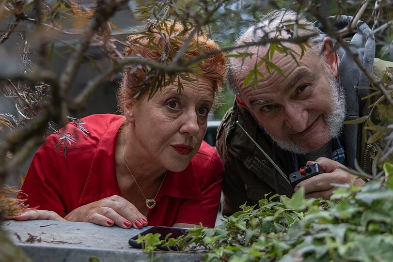 Marie (Luise Kinseher) und Karli (Sigi Zimmerschied) liegen auf der Lauer. Marie (Luise Kinseher) und Karli (Sigi Zimmerschied) liegen auf der Lauer.