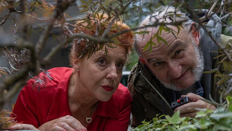 Marie (Luise Kinseher) und Karli (Sigi Zimmerschied) liegen auf der Lauer. Marie (Luise Kinseher) und Karli (Sigi Zimmerschied) liegen auf der Lauer.