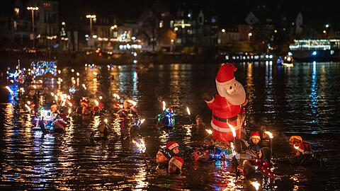 Für das besondere Ereignis legten die rund 100 Schwimmer eine rund 1,8 Kilometer Strecke zurück.
