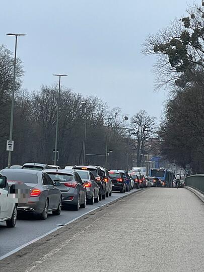 Auf der Brudermühlbrücke staute sich der Verkehr. Auf der Brudermühlbrücke staute sich der Verkehr.