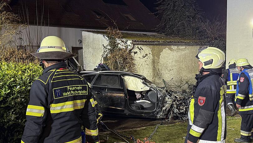 Das Auto hat sich nach Polizeiangaben mindestens einmal &uuml;berschlagen.