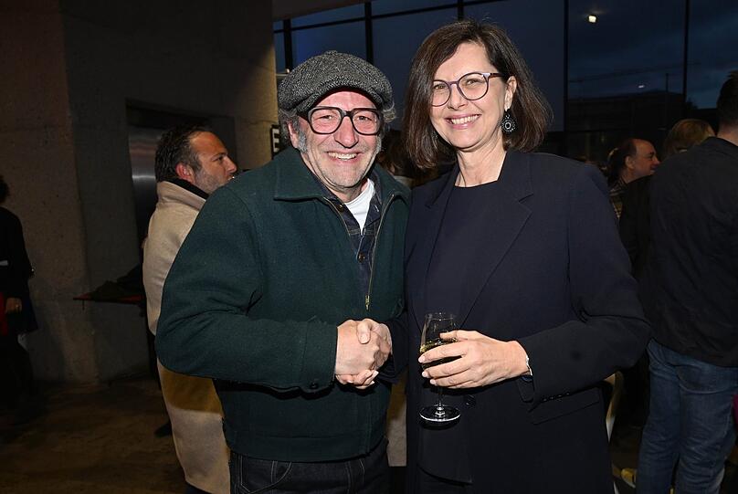 Schauspieler Max Schmidt (spielte auch in der letzten "Tatort"-Folge von Wachtveitl und Nemec)  und Ilse Aigner lassen sich die Premiere von "Unverg&auml;nglich" nicht entgehen.