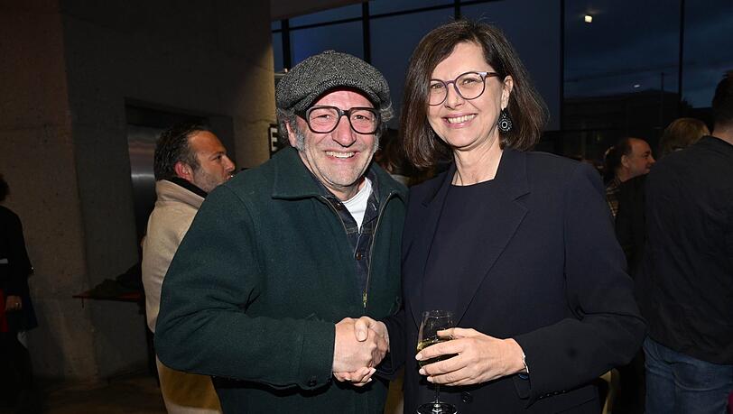 Schauspieler Max Schmidt (spielte auch in der letzten "Tatort"-Folge von Wachtveitl und Nemec)  und Ilse Aigner lassen sich die Premiere von "Unverg&auml;nglich" nicht entgehen.