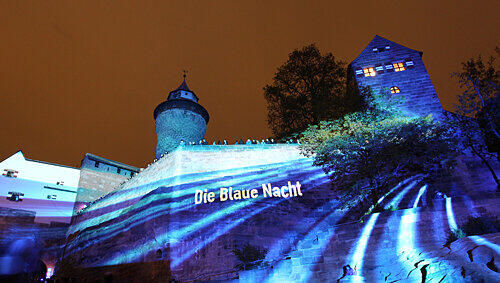 Rund 120.000 Besucher lockten die Kunstaktionen – etwa die bunt angestrahlte Kaiserburg – der Blauen Nacht regelmäßig an. Auch wenn das Wetter im Mai meist miserabel war. Nun soll das Event in den Winter verlegt werden. Rund 120.000 Besucher lockten die Kunstaktionen – etwa die bunt angestrahlte Kaiserburg – der Blauen Nacht regelmäßig an. Auch wenn das Wetter im Mai meist miserabel war. Nun soll das Event in den Winter verlegt werden.