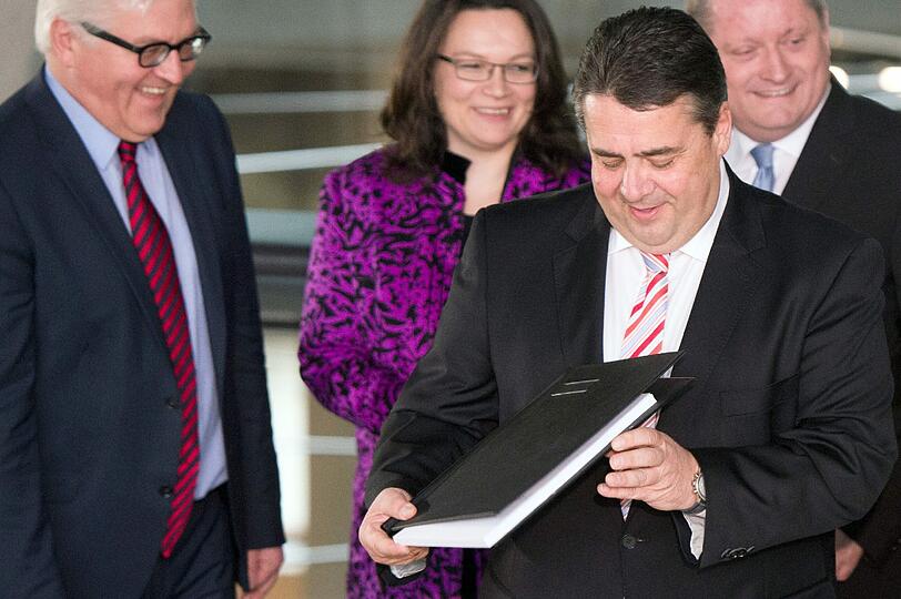 Stolz schaut sich Sigmar Gabriel (SPD) den 185 Seiten starken Vertrag an.