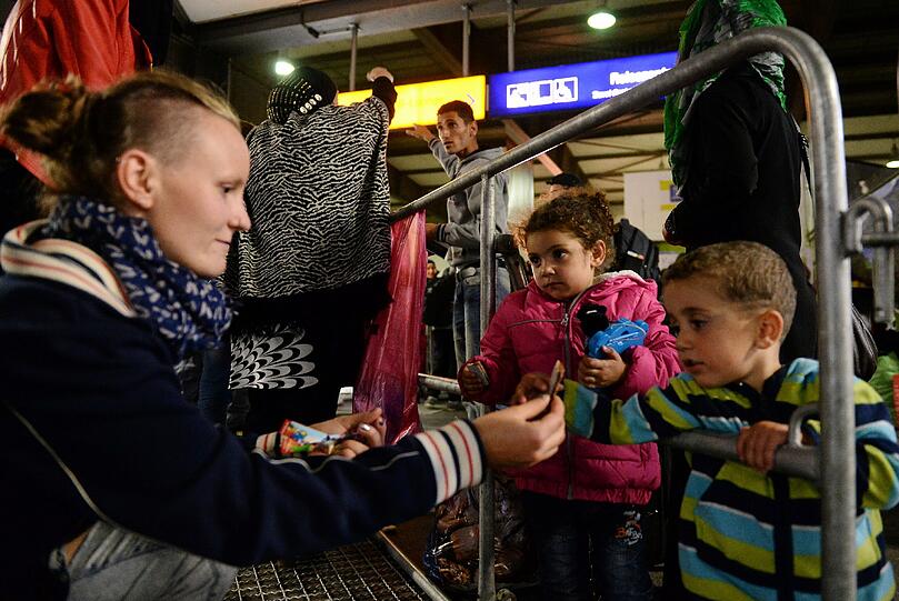 Am Samstag sind bis 10:30 Uhr 3600 Flüchtlinge am Hauptbahnhof angekommen. Die Bilder!
