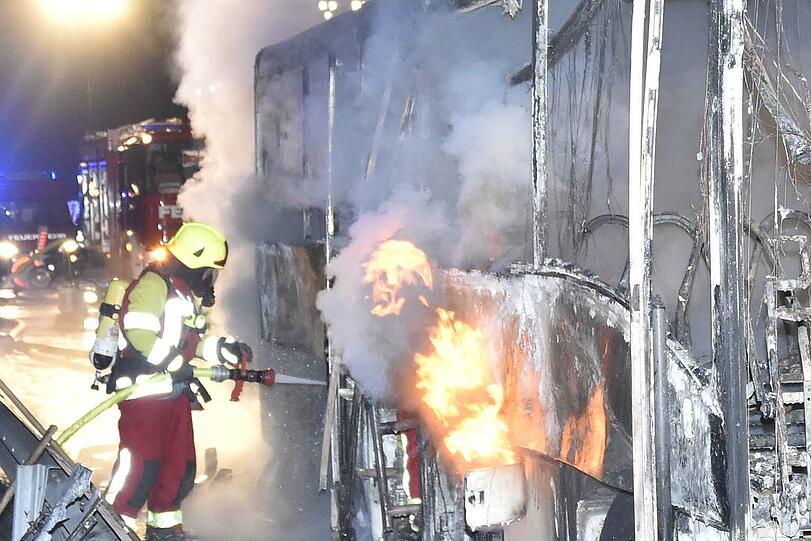 Am Mittwoch brannte auf der A8 bei Irschenberg ein Flüchtlingsbus komplett aus.
