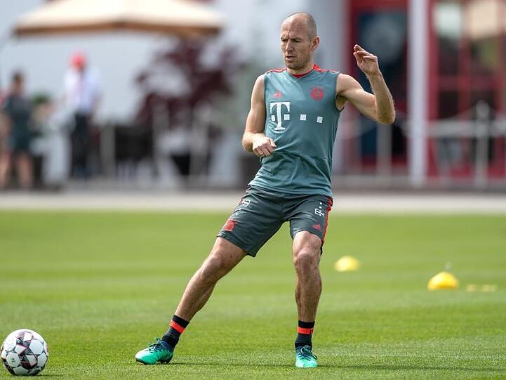 Arjen Robben läuft beim Training des Fußball-Bundesligisten FC Bayern München über den Platz. Foto: Sina Schuldt