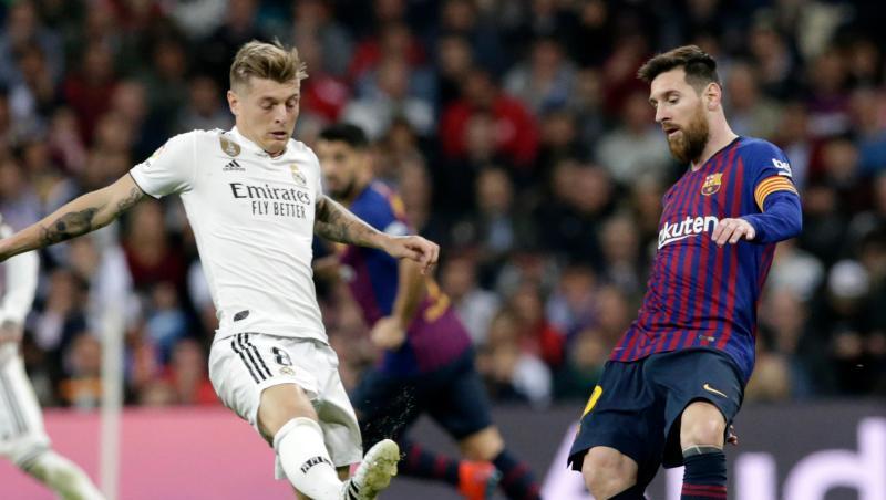 Auch für Toni Kroos (l) und Lionel Messi soll in Spanien der Ball bald wieder rollen. Auch für Toni Kroos (l) und Lionel Messi soll in Spanien der Ball bald wieder rollen.