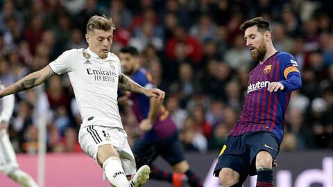 Auch für Toni Kroos (l) und Lionel Messi soll in Spanien der Ball bald wieder rollen.