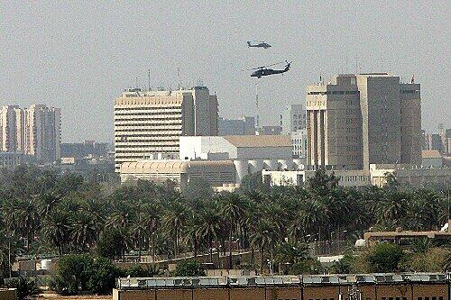Militärhubschrauber sichern den Luftraum über Bagdad