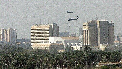 Militärhubschrauber sichern den Luftraum über Bagdad Militärhubschrauber sichern den Luftraum über Bagdad