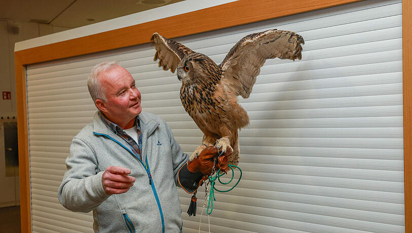 Das Bürgerforum Otterfing ist der Trägerverein der Station. Dort wird zurzeit der verletzte Uhu gepflegt, den der Falkner zur Feier mitgebracht hat. Das Bürgerforum Otterfing ist der Trägerverein der Station. Dort wird zurzeit der verletzte Uhu gepflegt, den der Falkner zur Feier mitgebracht hat.