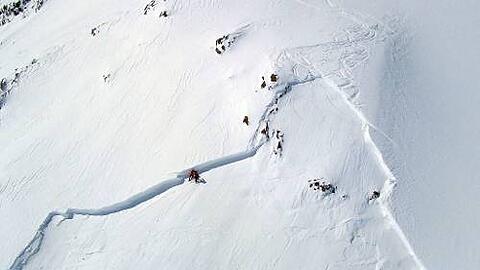 Die Skispuren (rechts oben) führen ins Verderben: Deutlich zu sehen ist die Stelle, an der die Tourenfahrer die Lawine auslösten.