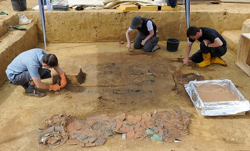 Archäologen arbeiten am Mittwoch in Otzing (Niederbayern) an einer rund 3000 Jahre alten freigelegten Grabkammer. Am Mittwoch wurde mit der aufwendigen Bergung der Grabstätte aus der sogenannten Hallstattzeit aus dem 8. Jahrhundert vor Christus begonnen.