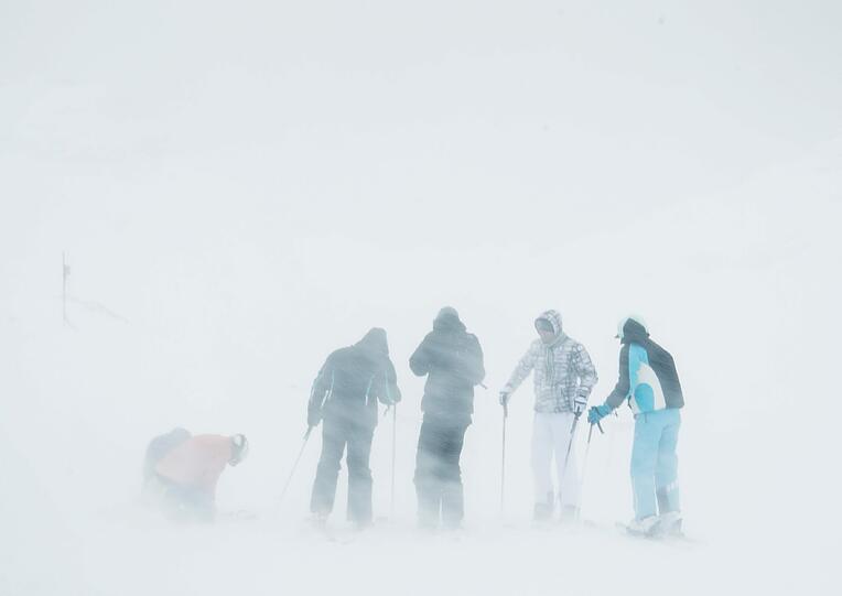 Endlich hat das Warten ein Ende: Die Ski-Saison in Bayern hat begonnen. Schon am ersten Wochenende tummelten sich rund 1.000 Wintersport-Fans allein auf der Zugspitze. Die Bilder.