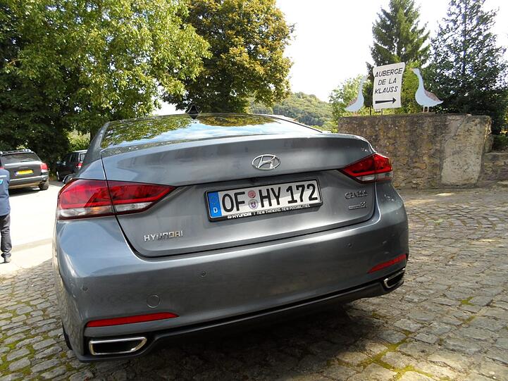 Der neue Hyundai Genesis ist eine vollformatige Limousine mit sehr guter Ausstattung. Deswegen wird auf kostenpflichtige Optionen verzichtet.