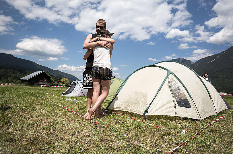 Nach dem Aufbau Zeit für Zärtlichkeit: Ein Pärchen umarmt sich im Protestcamp.