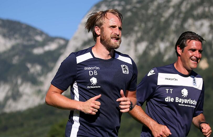 Löwen-Coach Bierofka ließ seine Mannschaft am Ankunftstag gleich nochmal ordentlich schwitzen - dafür gab's zur Belohnung ein Bad im Bach