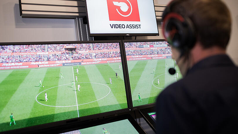Ab der neuen Bundesliga-Saison können sich die Schiedsrichter per Videobeweis der genauen Vorkommnisse auf dem Rasen vergewissern. Ab der neuen Bundesliga-Saison können sich die Schiedsrichter per Videobeweis der genauen Vorkommnisse auf dem Rasen vergewissern.