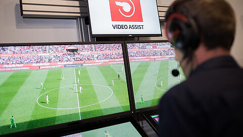 Ab der neuen Bundesliga-Saison können sich die Schiedsrichter per Videobeweis der genauen Vorkommnisse auf dem Rasen vergewissern.