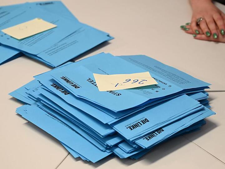 Stimmzettel des Mitgliederentscheids bei den Bremer Linken: Die Partei hat de facto den Weg frei gemacht für eine rot-grün-rote Regierung.