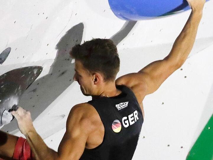 Der Deutsche Yannick Flohe klettert im Halbfinale im Bouldern der Herren. Foto: Jae C. Hong/AP