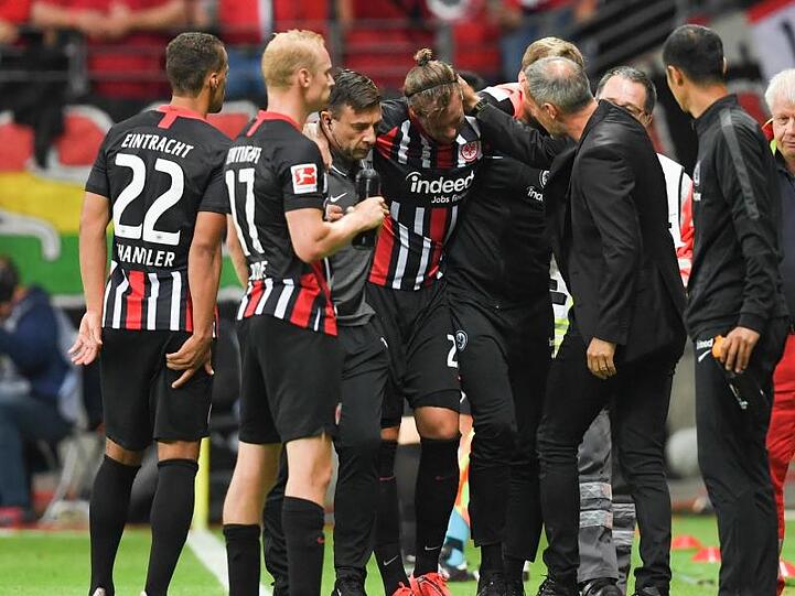Die schwere Verletzung von Identifikationsfigur Marco Russ (M.) drückte die Stimmung bei der Eintracht.