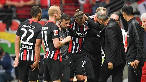 Die schwere Verletzung von Identifikationsfigur Marco Russ (M.) drückte die Stimmung bei der Eintracht.