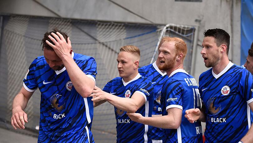 Rostocks Spieler bejubeln John Verhoek (l) nach dessen Treffer zum 2:0. Rostocks Spieler bejubeln John Verhoek (l) nach dessen Treffer zum 2:0.