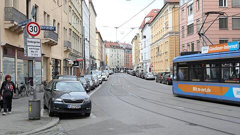 Tatort Müllerstraße: Zwischen den beiden Straßenschildern (rechts) ist der Fußgänger auf die Straße getreten und hat die Radfahrerin gezielt zu Fall gebracht. Anschließend ist der Mann in die Hans-Sachs-Straße geflüchtet.