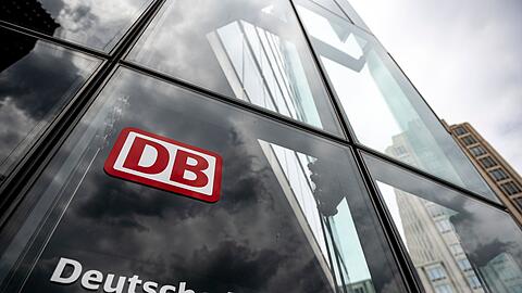 Der Schriftzug mit Logo steht an der Zentrale der Deutschen Bahn in Berlin.