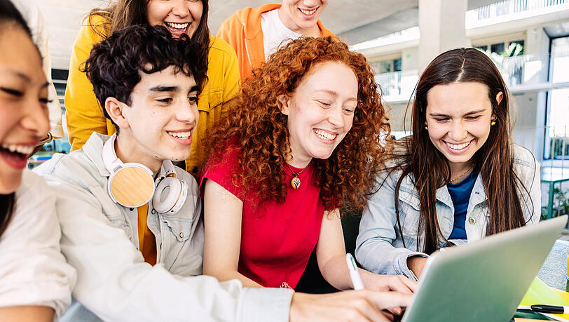 Dein Einstieg als Werkstudent:in bei der AZ. Dein Einstieg als Werkstudent:in bei der AZ.
