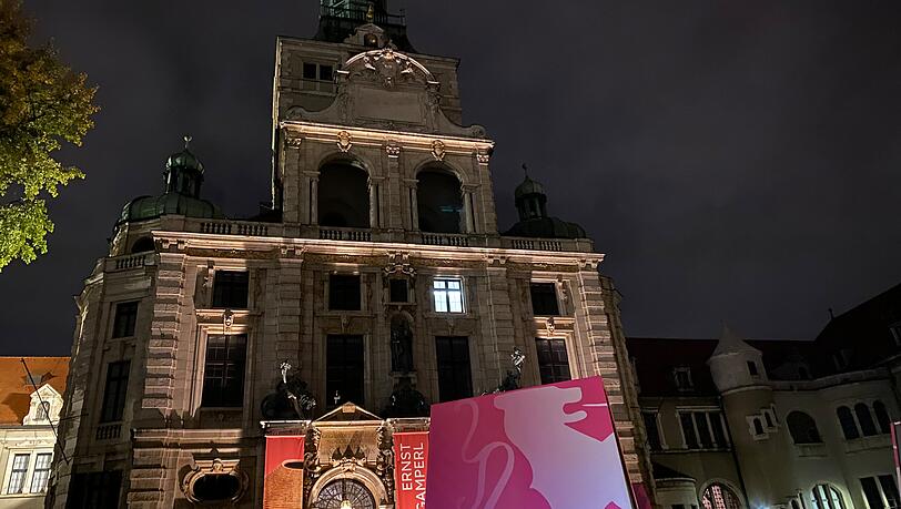 Das Nationalmuseum an der Prinzregentenstraße bietet tagsüber Kinderprogramm und Abends für Erwachsene. Das Nationalmuseum an der Prinzregentenstraße bietet tagsüber Kinderprogramm und Abends für Erwachsene.