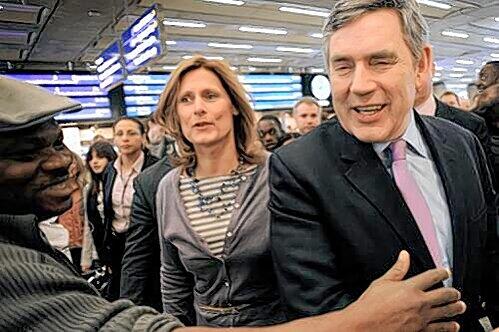 Premier Gordon Brown und seine Frau Sarah am Bahnhof St Pancras in London.