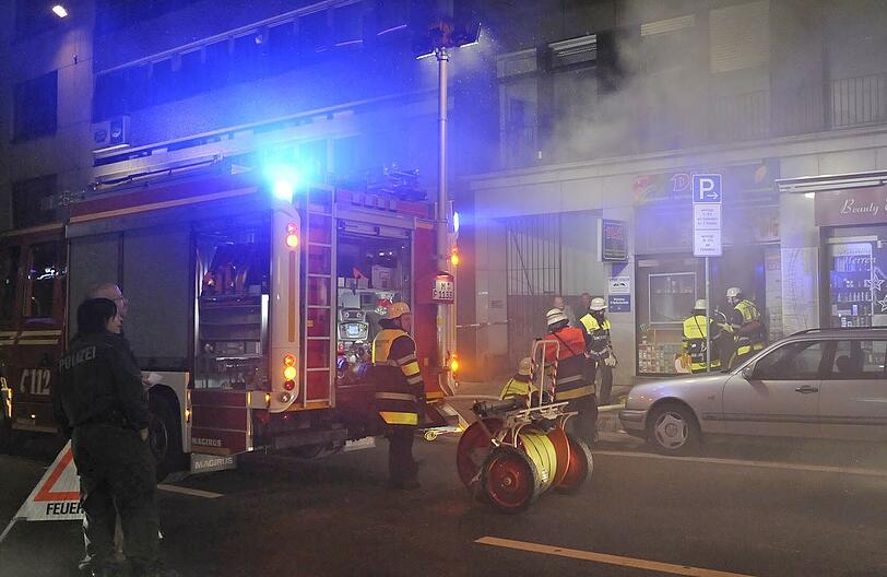 Die Feuerwehr löscht den Brand in einem Tabakladen in der Schwanthalerstraße
