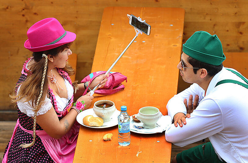 Immer dabei, auch auf der Wiesn: Der Selfie-Stick.