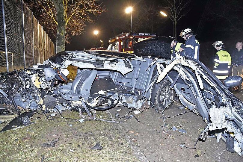 Vollig zerfetzt: Aus diesem Schrotthaufen wurde der Fahrer lebend geborgen. Bilder vom Einsatz in Vaterstetten.