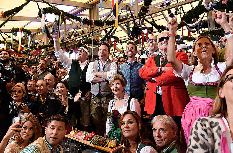DJ Ötzi mit Frau Sonja und Tochter Lisa, Michael Jürgens, Florian Silbereisen, Heino, Andrea Berg mit Mann Uli Ulrich Ferber. Vanessa Mai und Freund Andreas Ferber