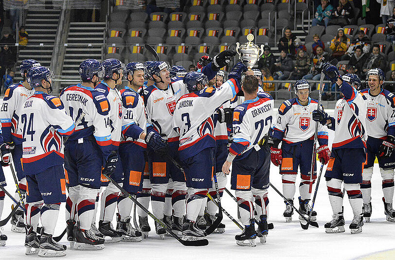 In Feierlaune: Die Kufencracks aus der Slowakei triumphieren beim Deutschland Cup.