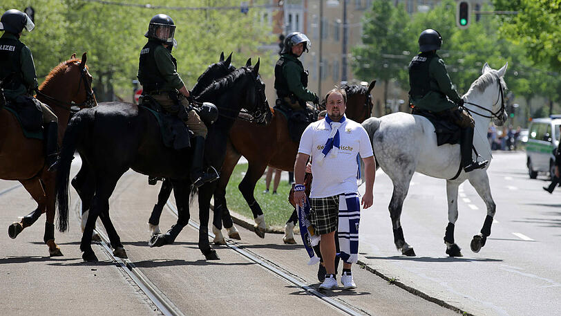 Die Polizei trennte beide Fanlager strikt voneinander. Im Einsatz waren rund 600 Beamte - unter anderem auch eine Reiterstaffel.