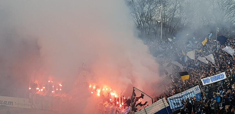 Rauchschwaden im Karlsruher Wildparkstadion.
