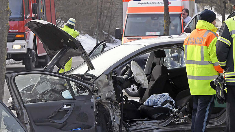 Trümmer an der Unfallstelle - die Bilder vom Bergungseinsatz in Haar.