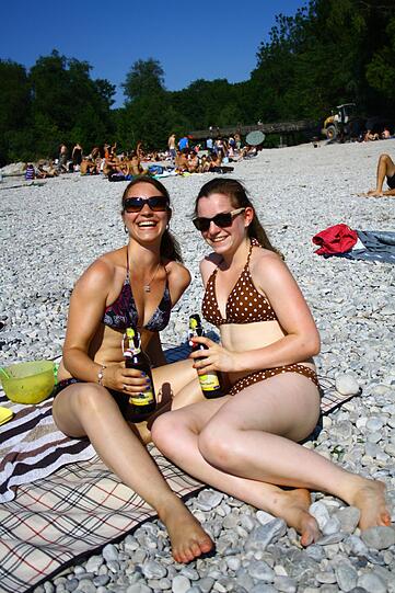 Sabrina und Anna schwören auf selbstgemachten Kartoffelsalat - und Radler von Hacker-Pschorr.