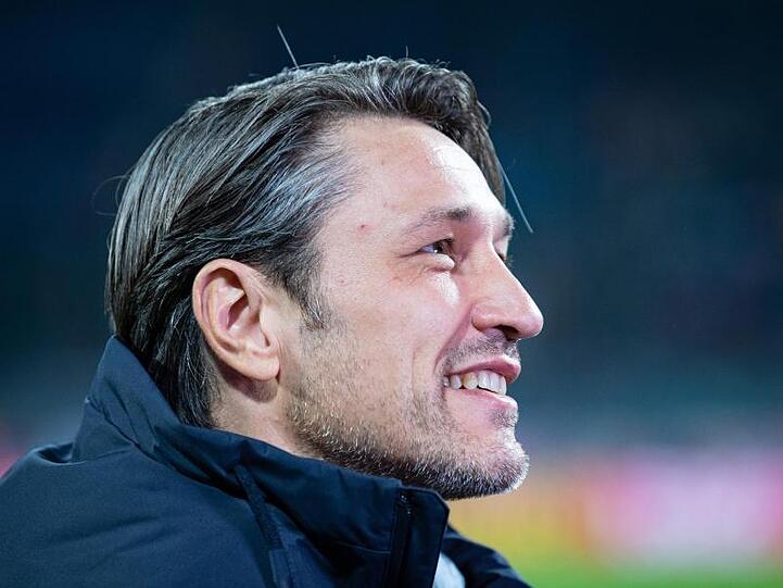 Bayerns Cheftrainer Niko Kovac steht vor dem Spiel am Spielfeldrand. Foto: Guido Kirchner/dpa