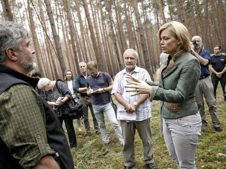 Landwirtschaftsministerin Julia Klöckner besucht ein Waldgebiet bei Treuenbritzen in Brandenburg.